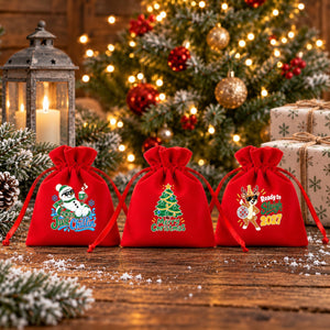 Drei rote Samtsäckchen auf verschneitem Holztisch: Wichtelgeschenk, Frohes Fest und Erst mal Glühwein